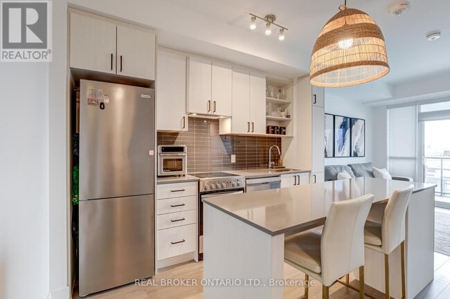 Photo du bâtiment - 50 George Butchart Dr