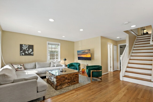 Foto del edificio - 9 S Walter Reed Dr