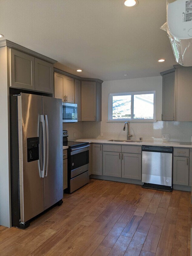 Kitchen stainless appliances quartz countertop - 197 Sand Blossom St