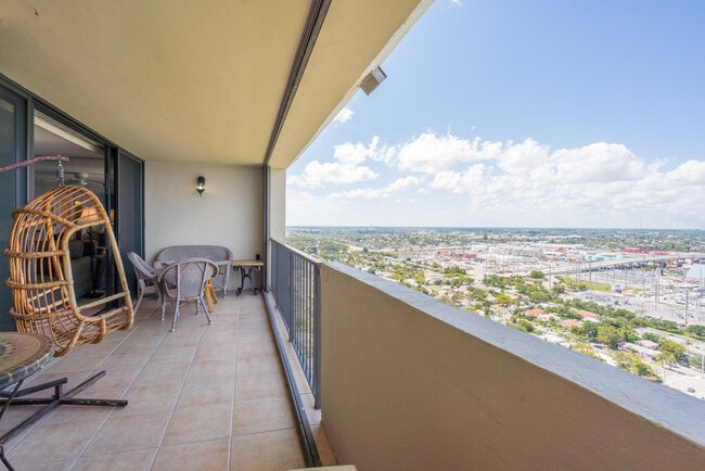 Building Photo - 5600 N Flagler Dr