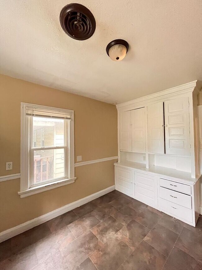 Building Photo - Cozy 2-Bedroom Apartment in a Prime Locati...