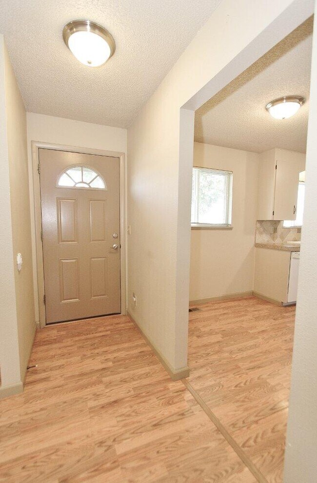 Foto del edificio - 23750 Fox Ave