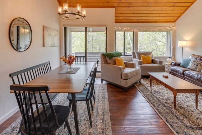 Building Photo - 2 Clearbrook Rd