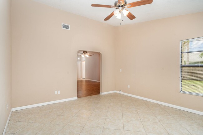 Foto del edificio - 559 Diamond Ave NE