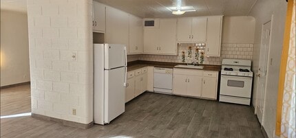 Building Photo - 2138 E Turney Ave