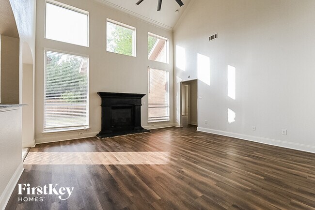 Foto del edificio - 8606 Granville Dr