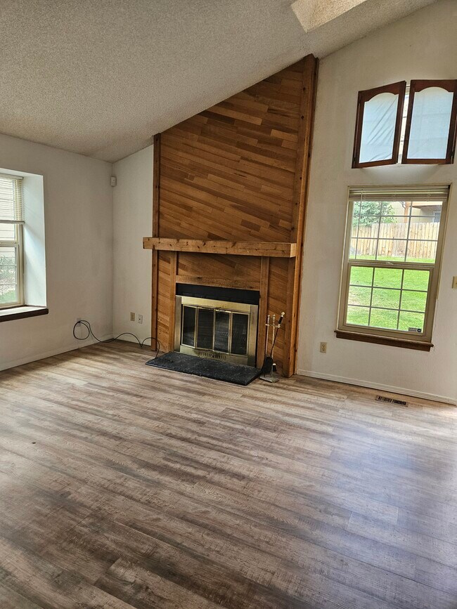 Foto del edificio - 6755 Mountain Top Ln