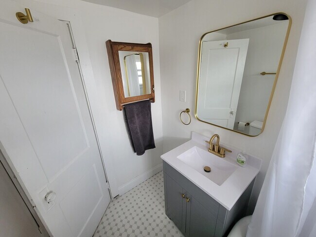 Baño - 1276 W 89th St