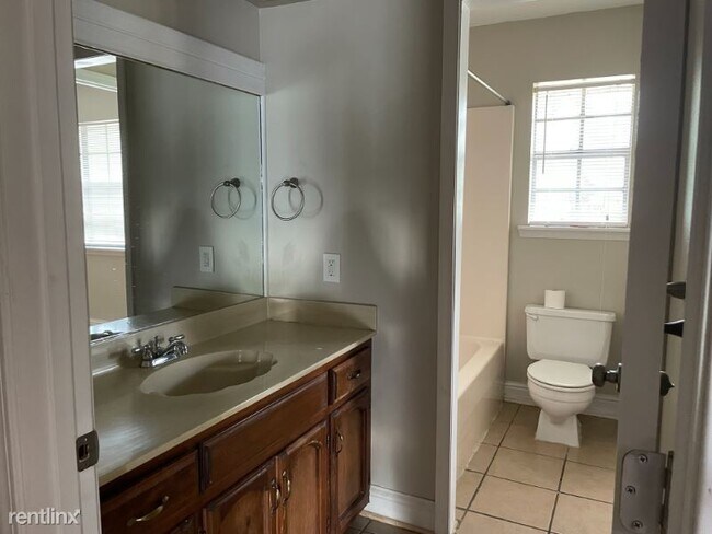 Building Photo - 2 br, 1.5 bath Townhome - 629 Joe Farris