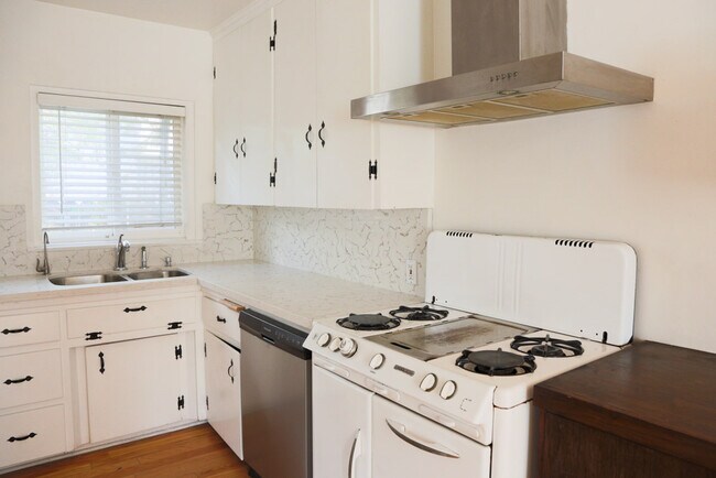 Cocina con cocina antigua - 3653 Vinton Ave