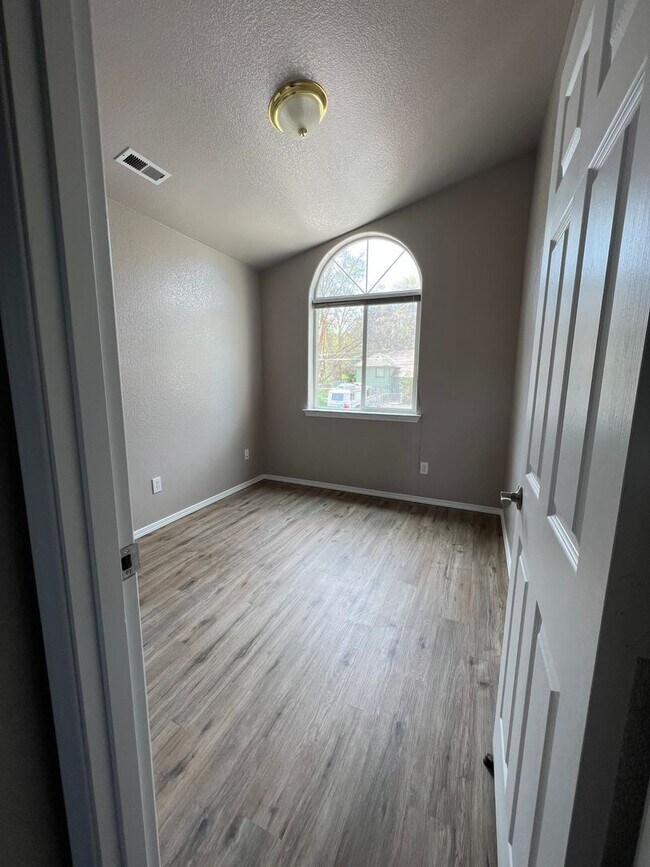 Building Photo - 3 bedroom, 2 bathroom - 3 plex - 2 story