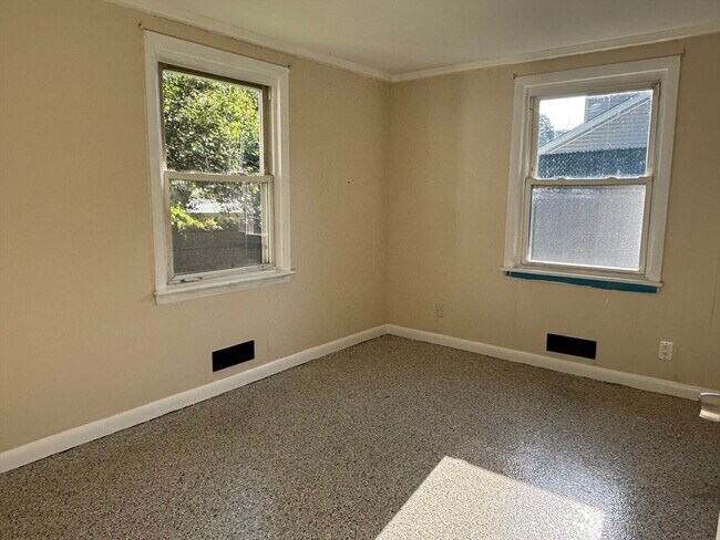 Building Photo - 215 Jaffrey St