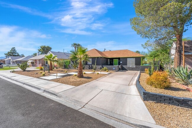 Building Photo - Luxury Home in Downtown Las Vegas!