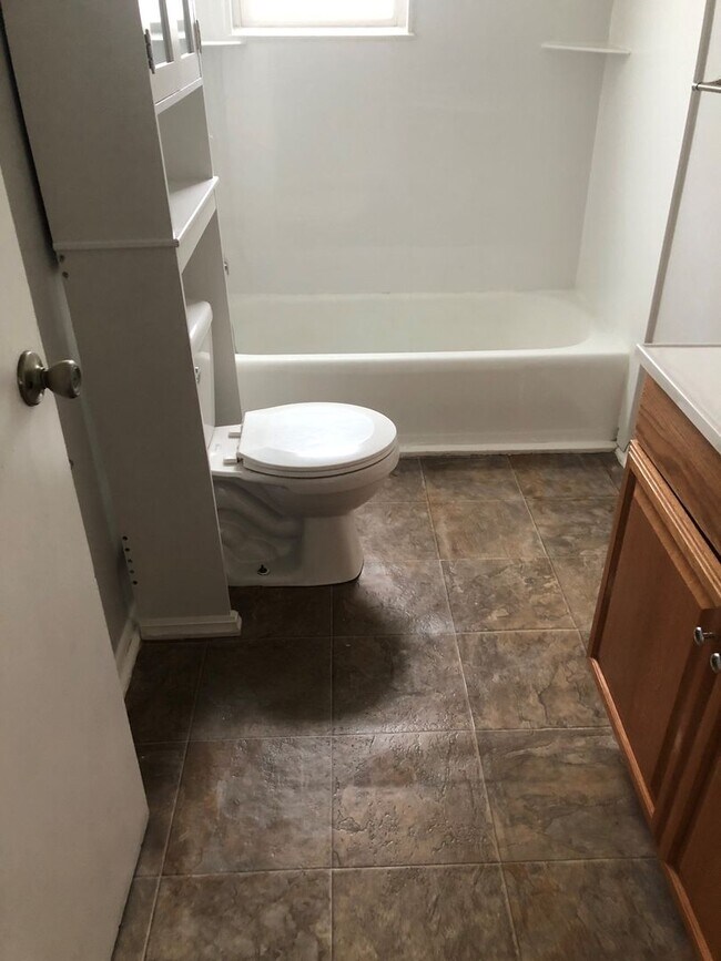 Building Photo - 400 S Duplex