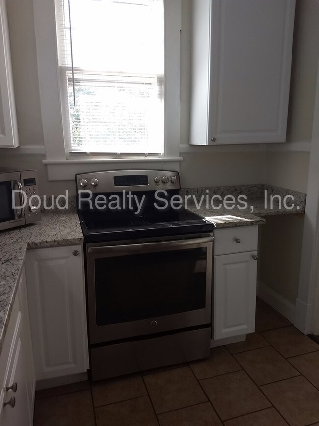 Building Photo - Quiet and Cute 2 Bedroom Apartment