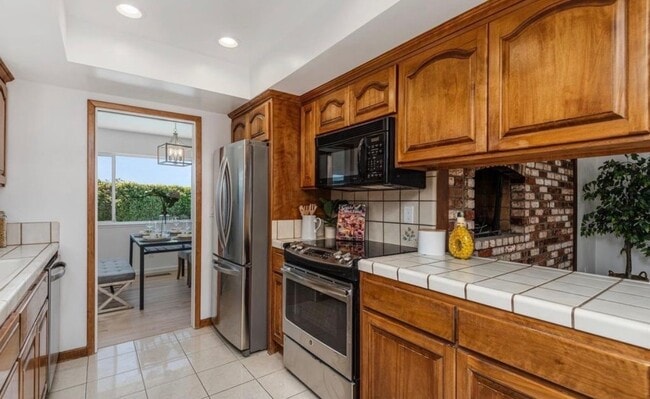 Building Photo - 483 Ontario Dr