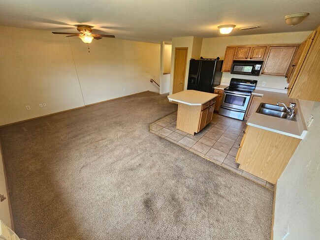 Foto del edificio - Townhome with 3 bedrooms and garage!