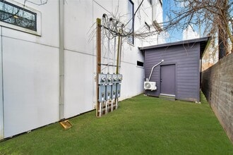 Building Photo - 819 W 24th St