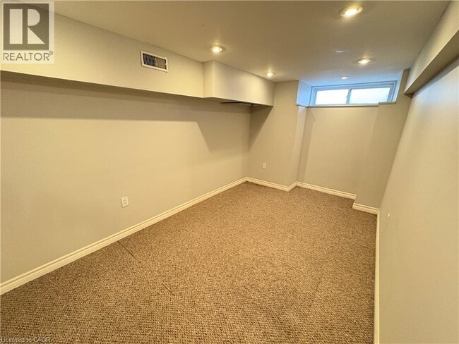 Building Photo - 126 Park St N