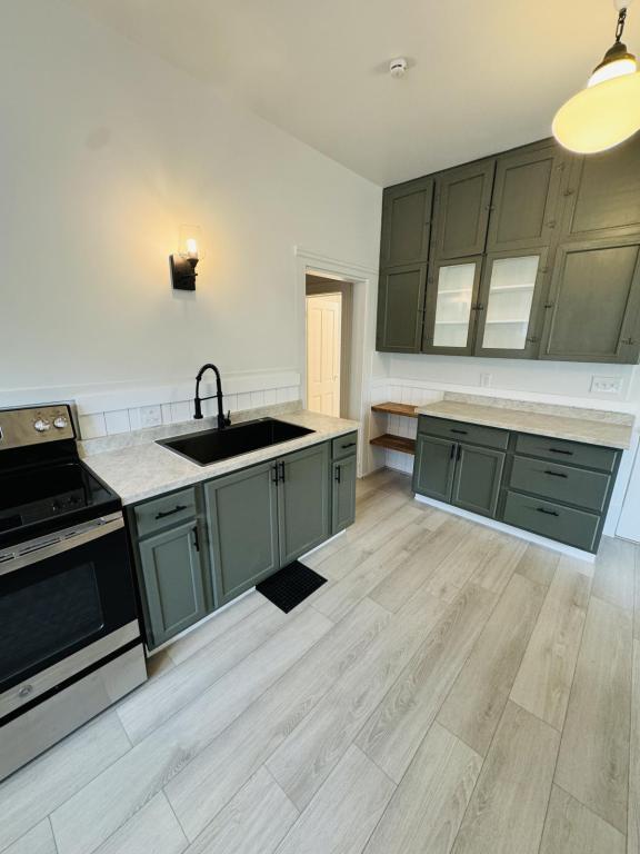 Building Photo - 821 1/2 N Ewing St