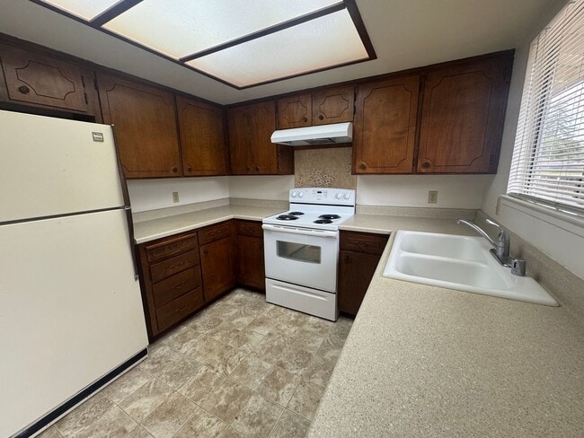 Building Photo - R7560S