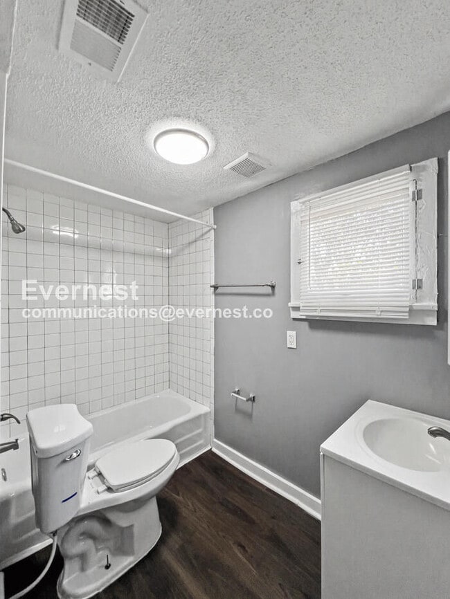 Building Photo - 3 Bed/1 Bath Home with Modern Amenities / Pet-Friendly / Vouchers Accepted / Available Now!