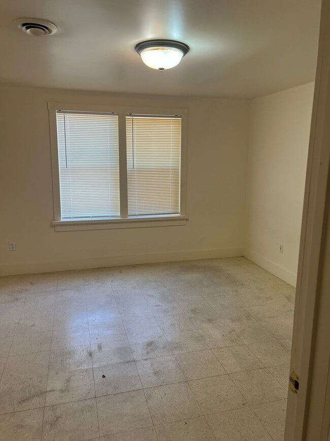 Foto del edificio - 2BED 1BATH - FENCED YARD, WASHER DRYER HOOKUP, STORAGE SHED, NEAR DOWNTOWN