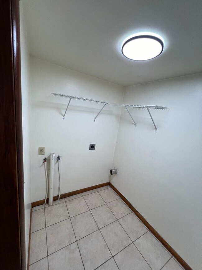 Foto del edificio - 4 bedroom, 2 full bath, with 2 family rooms