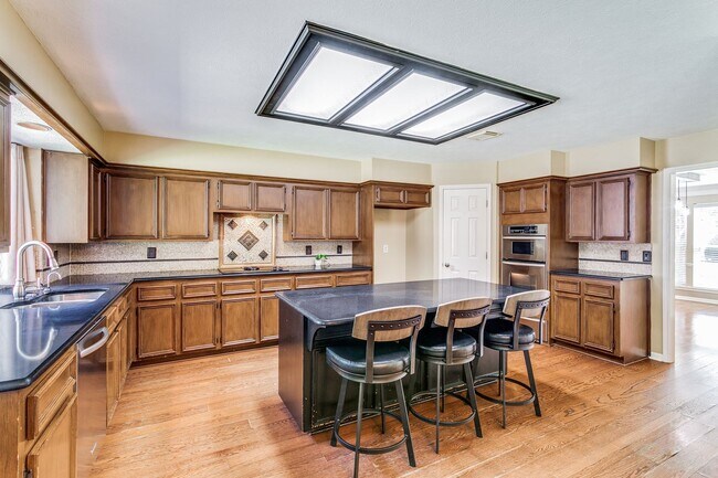 Building Photo - 2105 Strathmore - Highland Village