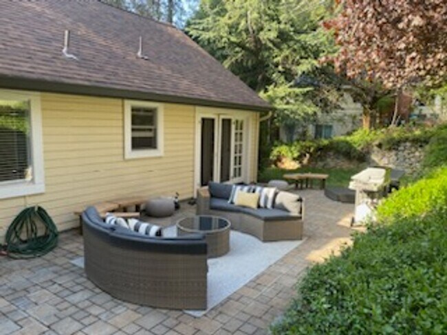 Foto del edificio - Welcome to this charming 3 bedroom, 2 bathroom house located in  Nevada City
