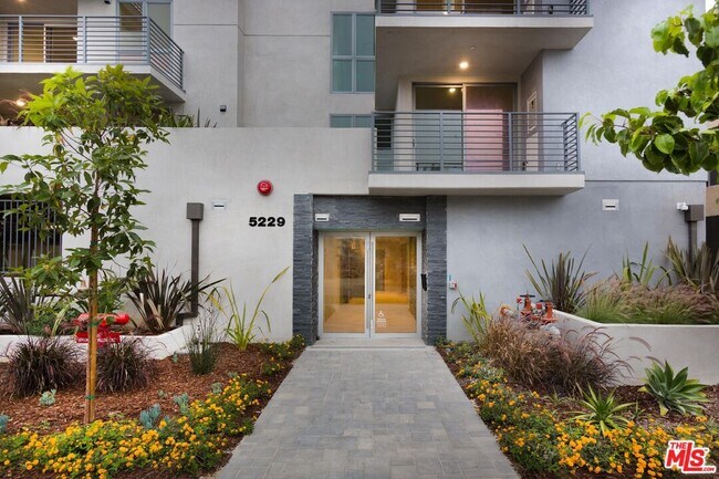 Foto del edificio - 5229 Willowcrest Ave