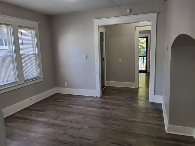 Building Photo - 1191 S Plymouth Ave