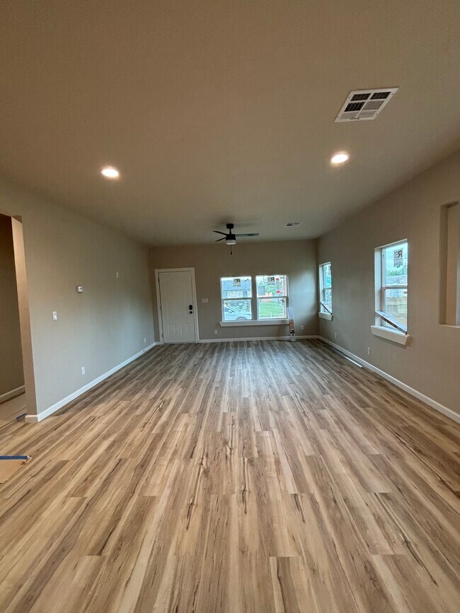 Sala de estar - 1544 NE 29th St