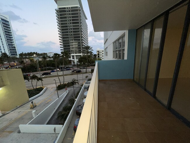 Foto del edificio - 5838 Collins Ave