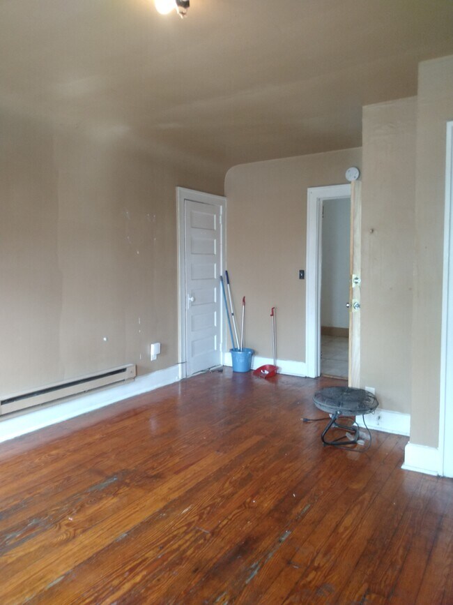 Living, Main Area - 348 Amherst St