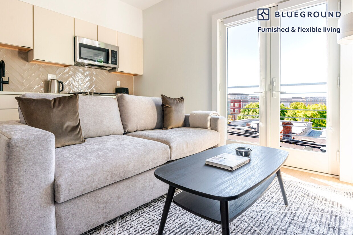 Primary Photo - 716 L St SE