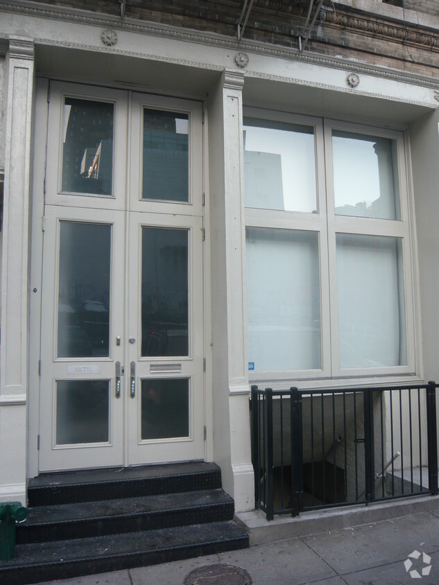 Building Photo - 64 Grand St