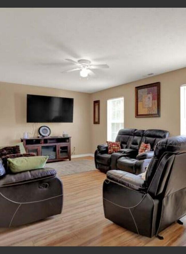 Building Photo - 7140 Harness Lakes Dr