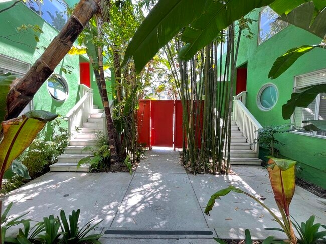 Foto del edificio - 2429 N Beachwood Dr