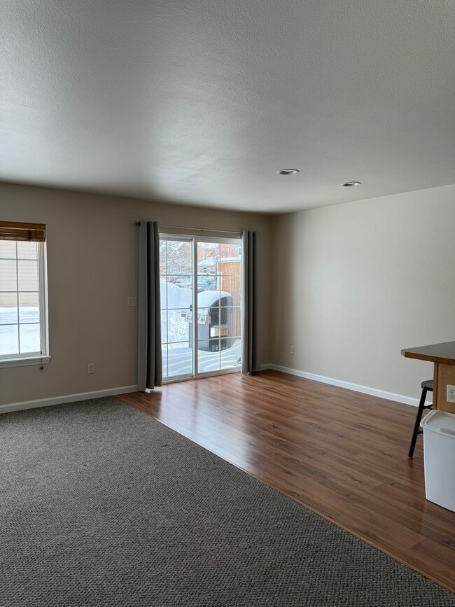 Building Photo - 3 Bedroom Condo for Rent in Bozeman!