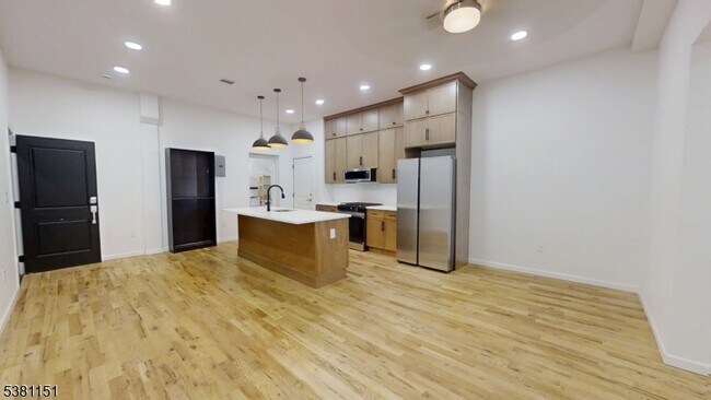 Foto del edificio - 155 Midland Ave