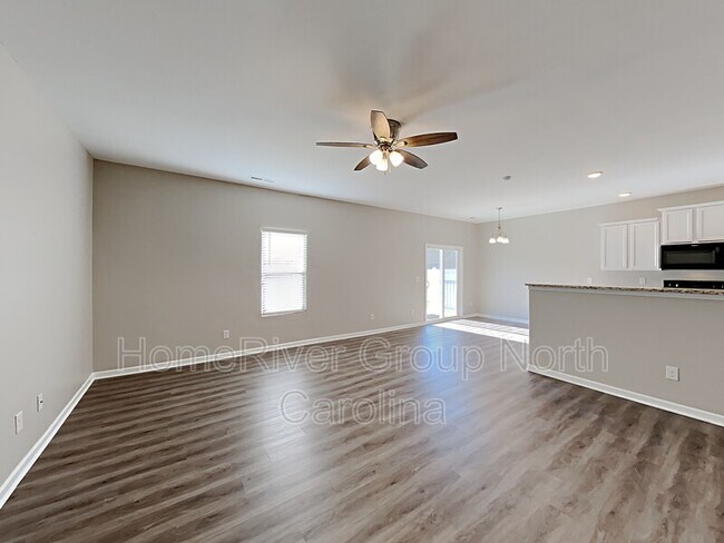 Building Photo - 1372 Waylon Ave