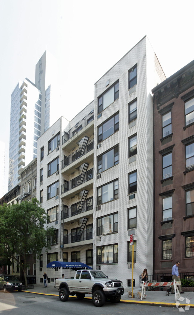 Building Photo - 222 E 75th St