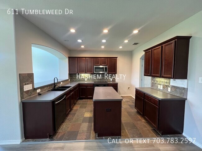 Foto del edificio - Stunning 5 Bedroom 3.5 Bath Home Available...