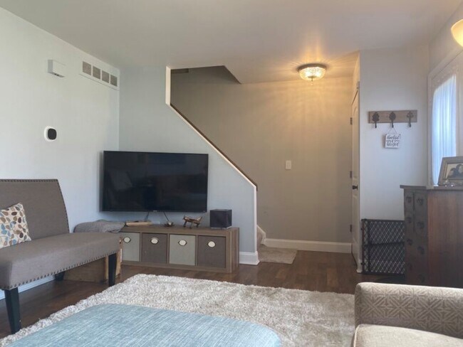 Building Photo - Saline Townhome