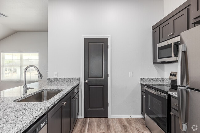 A - 4 habitaciones, 2 baños - 1240 pies cuadrados - Cocina - Enclave Estates at Chickasha