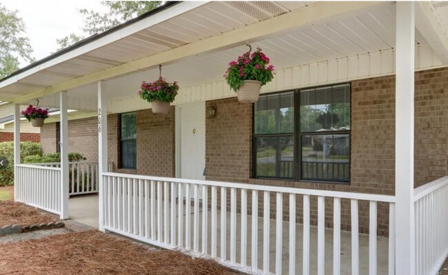 Foto del edificio - Adorable full brick ranch style Available ...