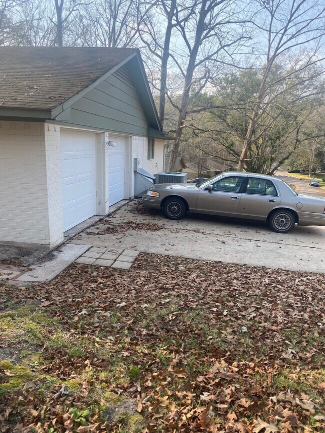 Building Photo - 3919 Red Oak Dr