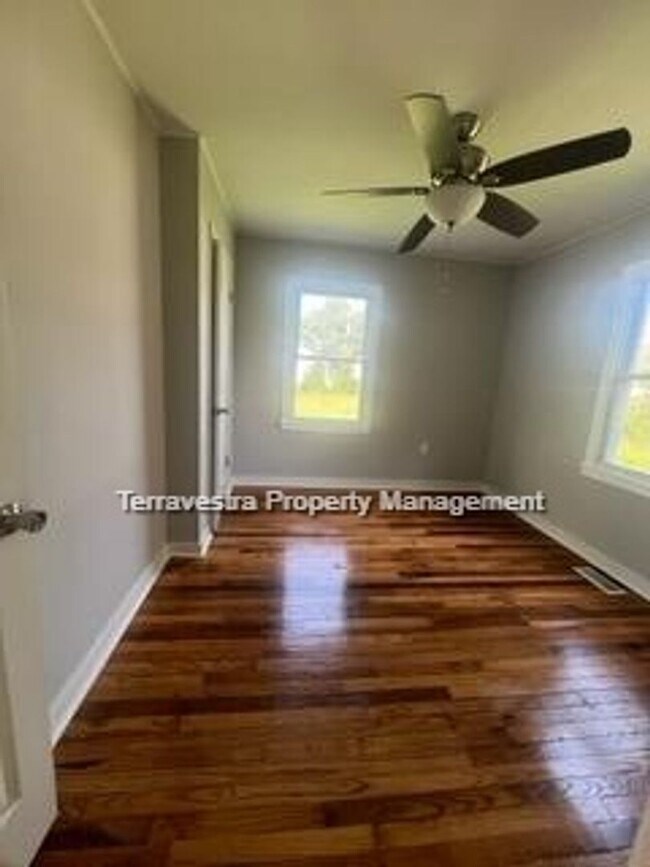 Building Photo - 3 Bed/1 Bath Single Family Home!