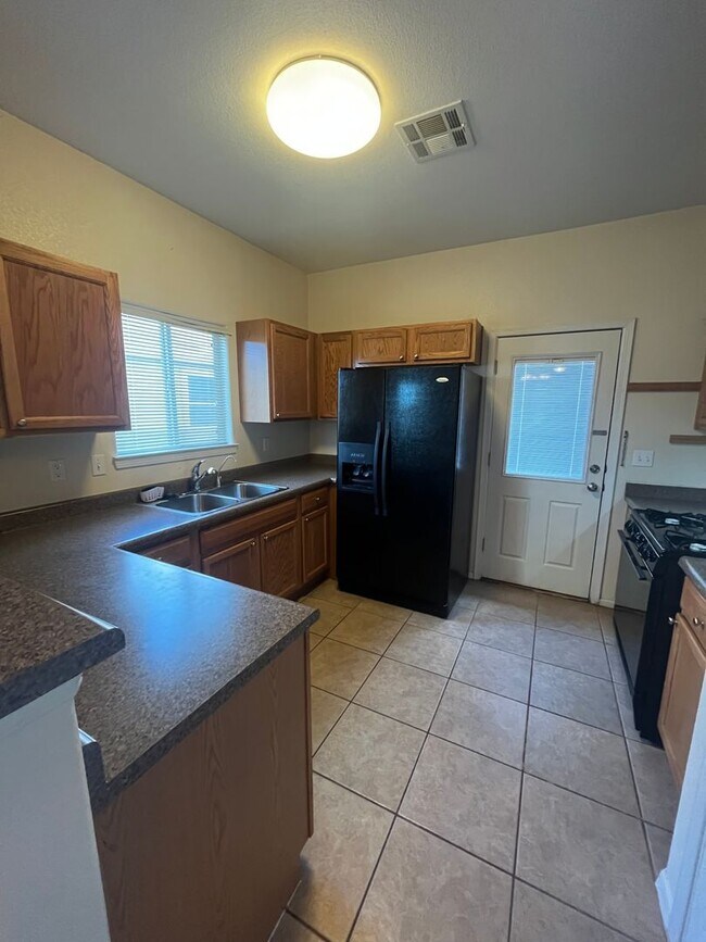 Building Photo - 3 Bedroom/2 Bath With Refrigerated Air